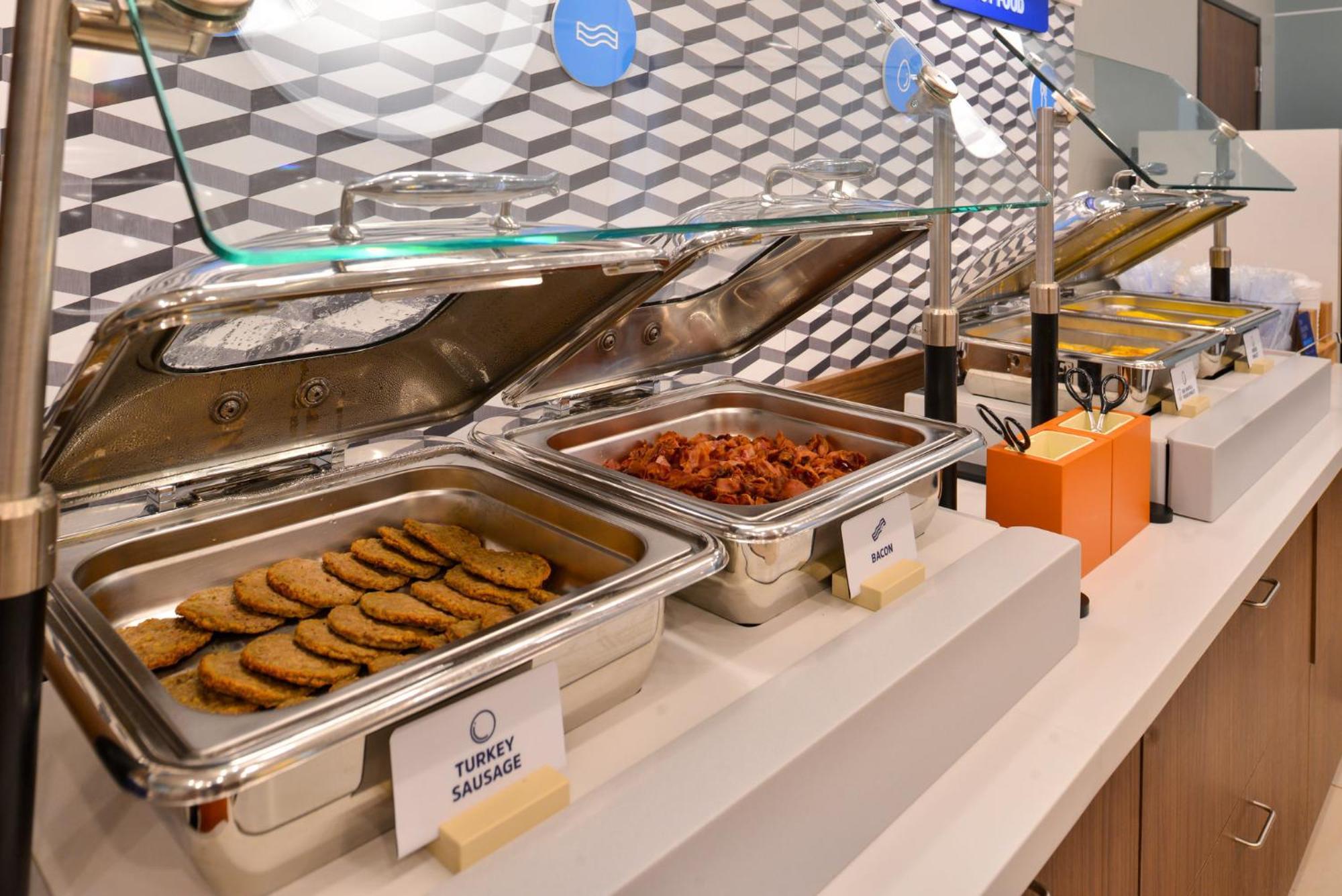 Holiday Inn Express & Suites Fresno Airport By Ihg Esterno foto